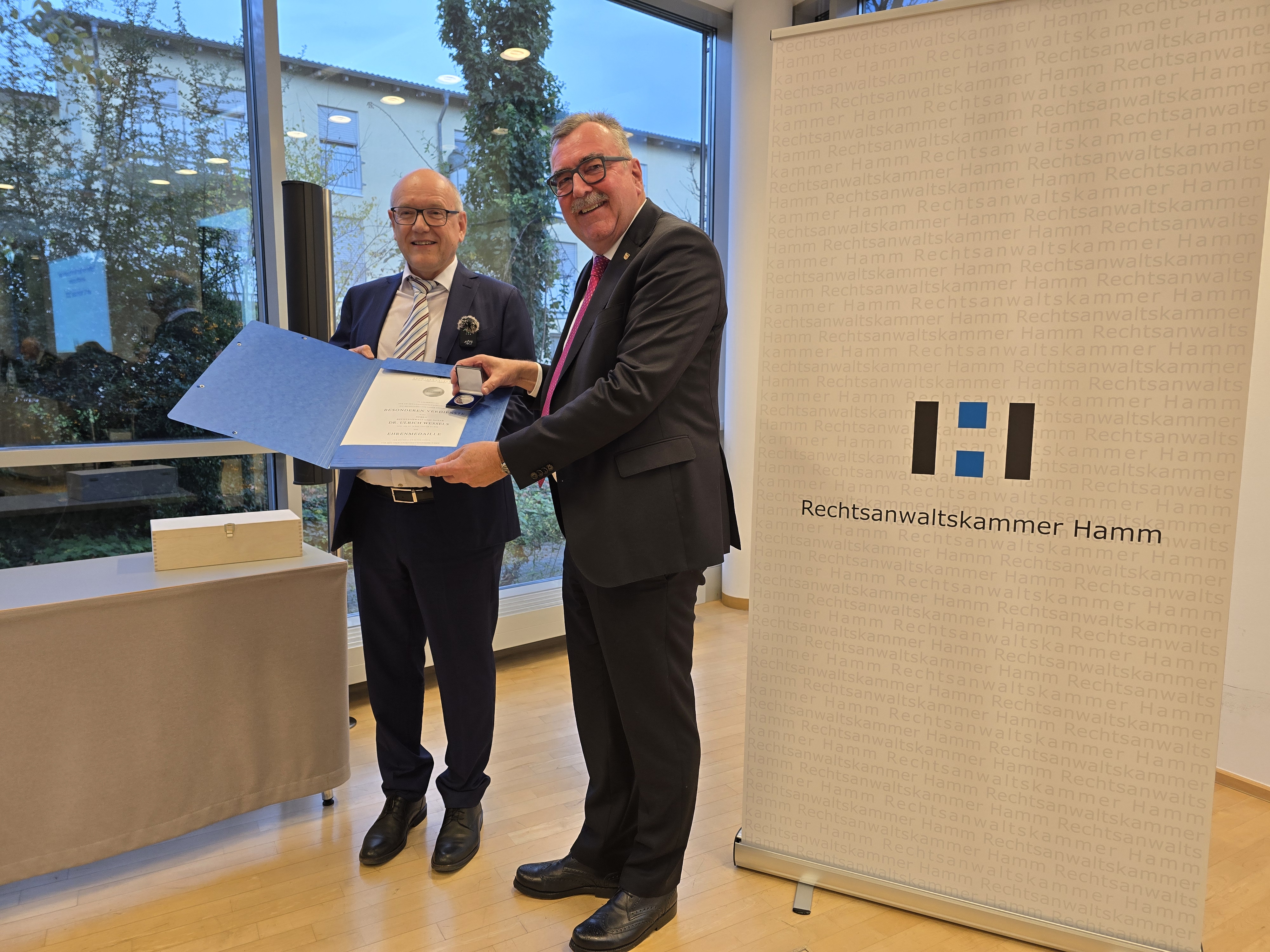 Verleihung der Ehrenmedaille an Herrn Rechtsanwalt und Notar Dr. Ulrich Wessels Dr. Wessels und Präsident Otto bei der Übergabe